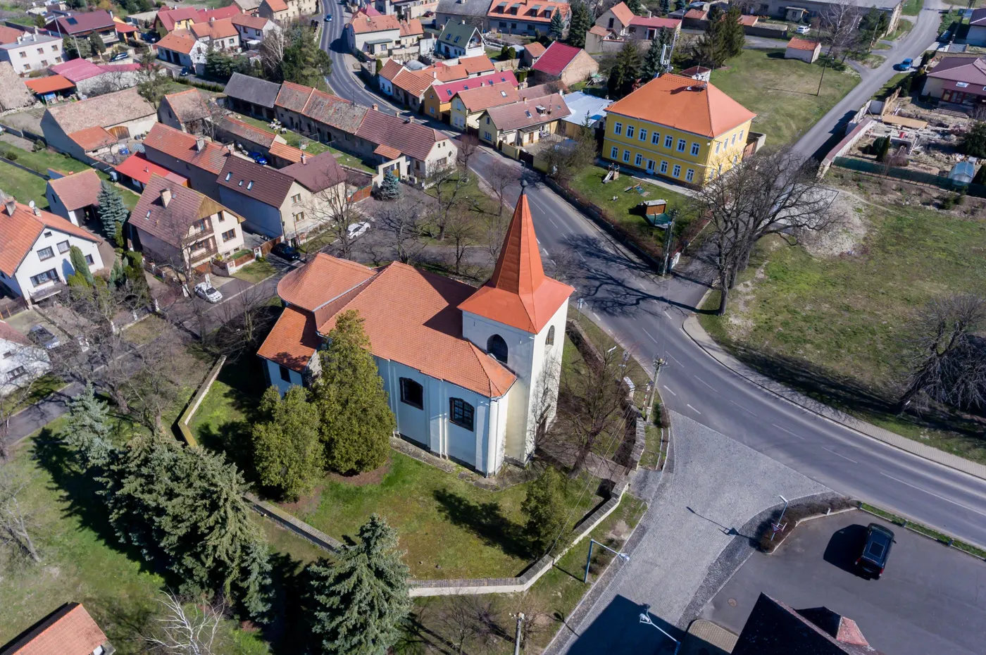 Letecký pohled na obec Chotěšov s kostelem
