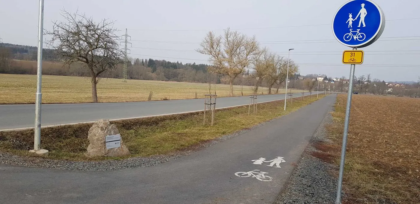 Stezka pro chodce a cyklisty v krajině