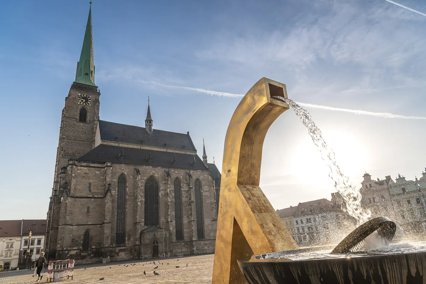 Katedrála sv. Bartoloměje a zlatá kašna na náměstí v Plzni