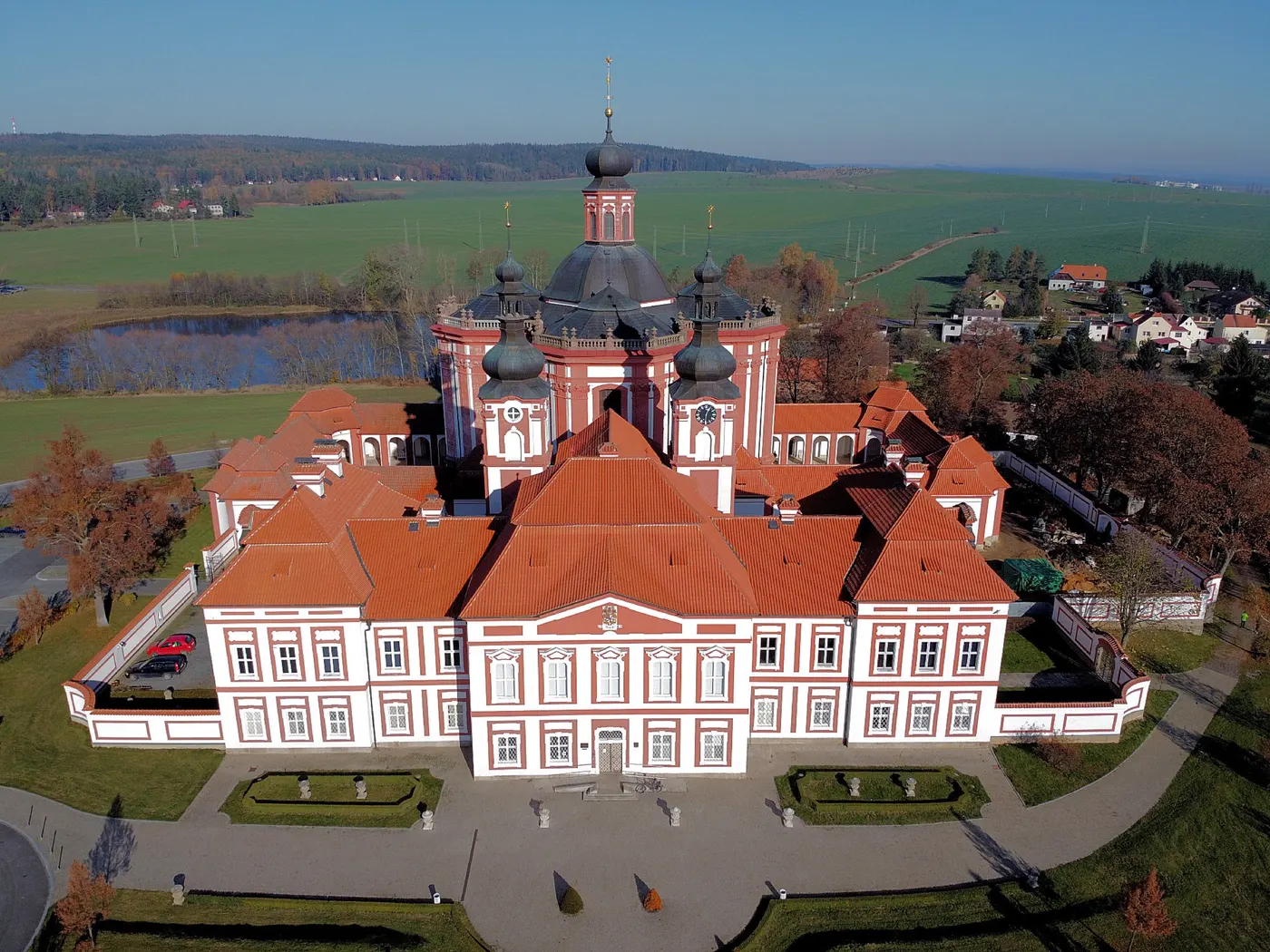 Letecký pohled na barokní areál Mariánské Týnice s dostavěným ambitem