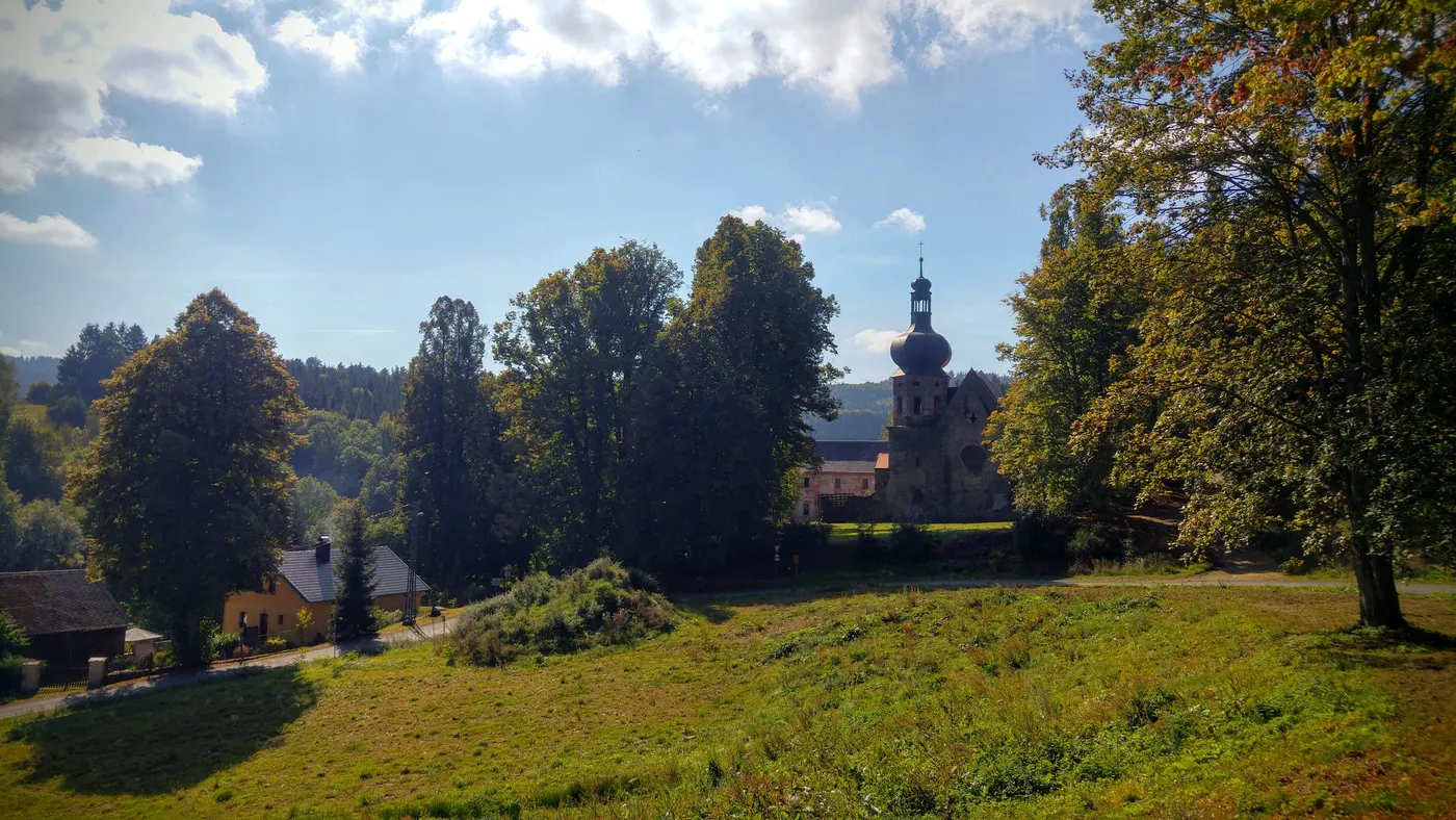 Obec s kostelem v krajině Plzeňského kraje