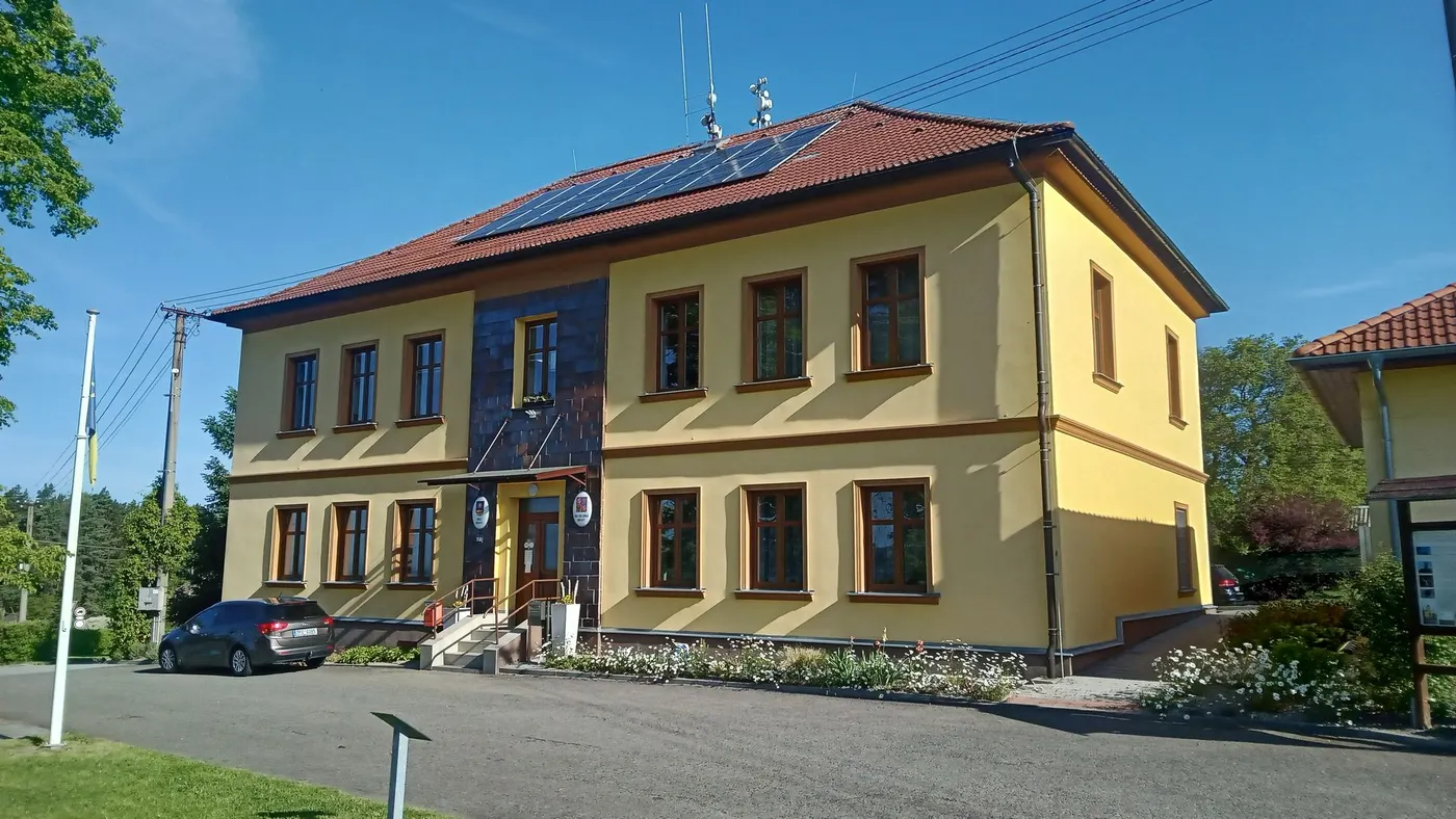 Obecní budova s fotovoltaickými panely na střeše