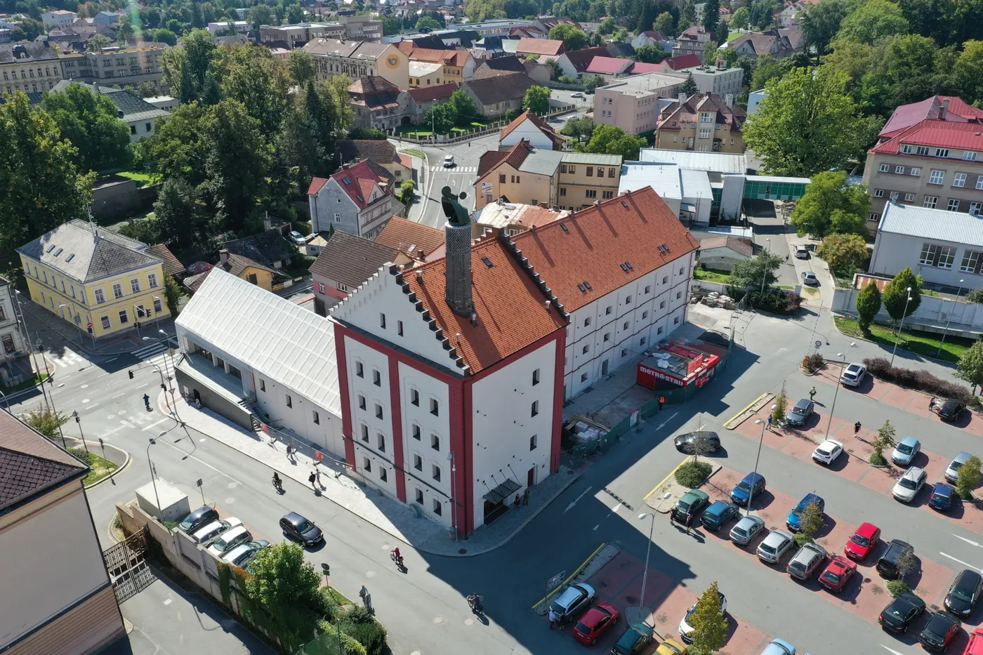 Opravená budova historického pivovaru v centru Domažlic shora