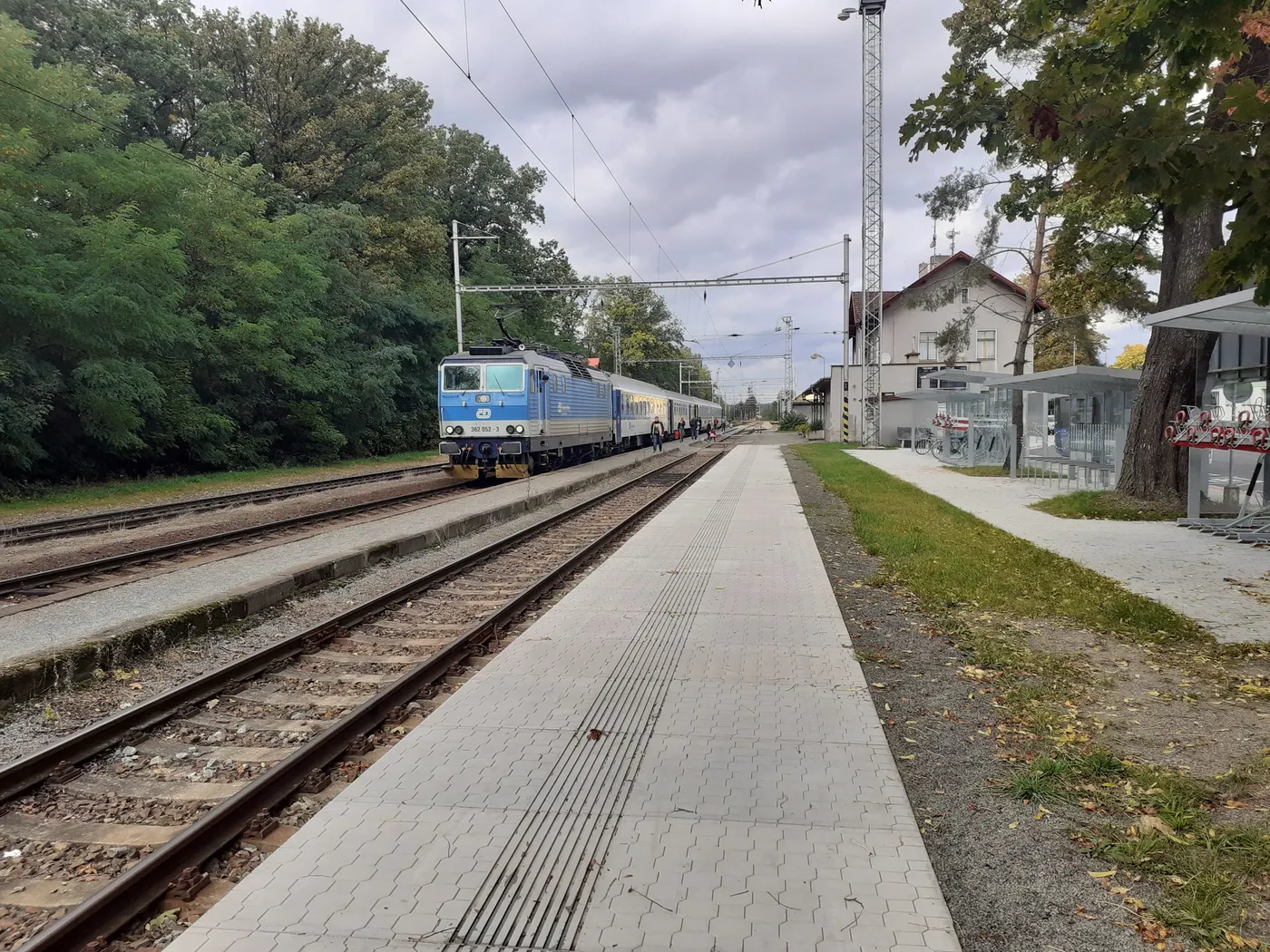 Vlak u nového nástupiště v Přešticích, vedle přístřešek pro kola