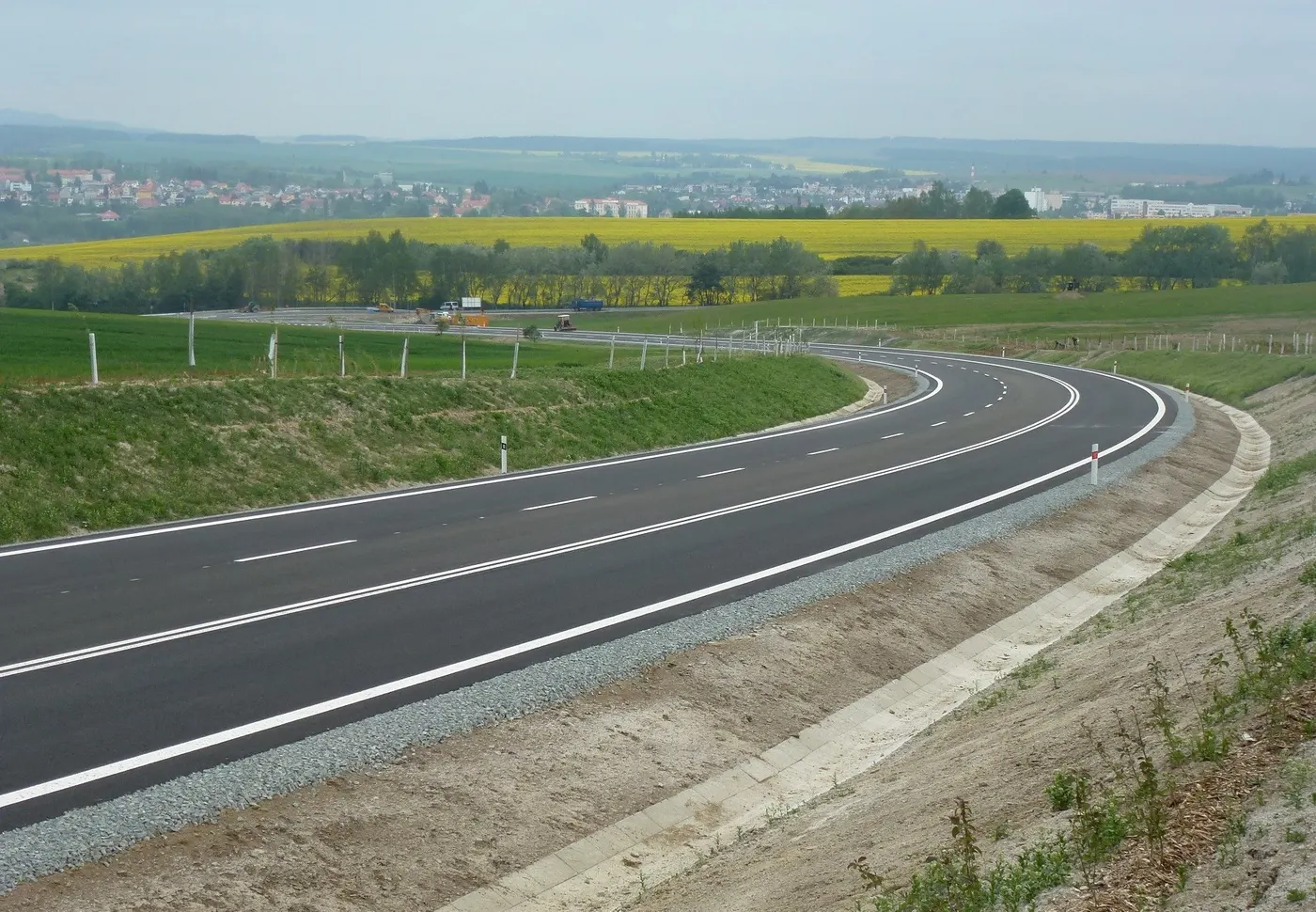 Nově opravená silnice v krajině Plzeňského kraje