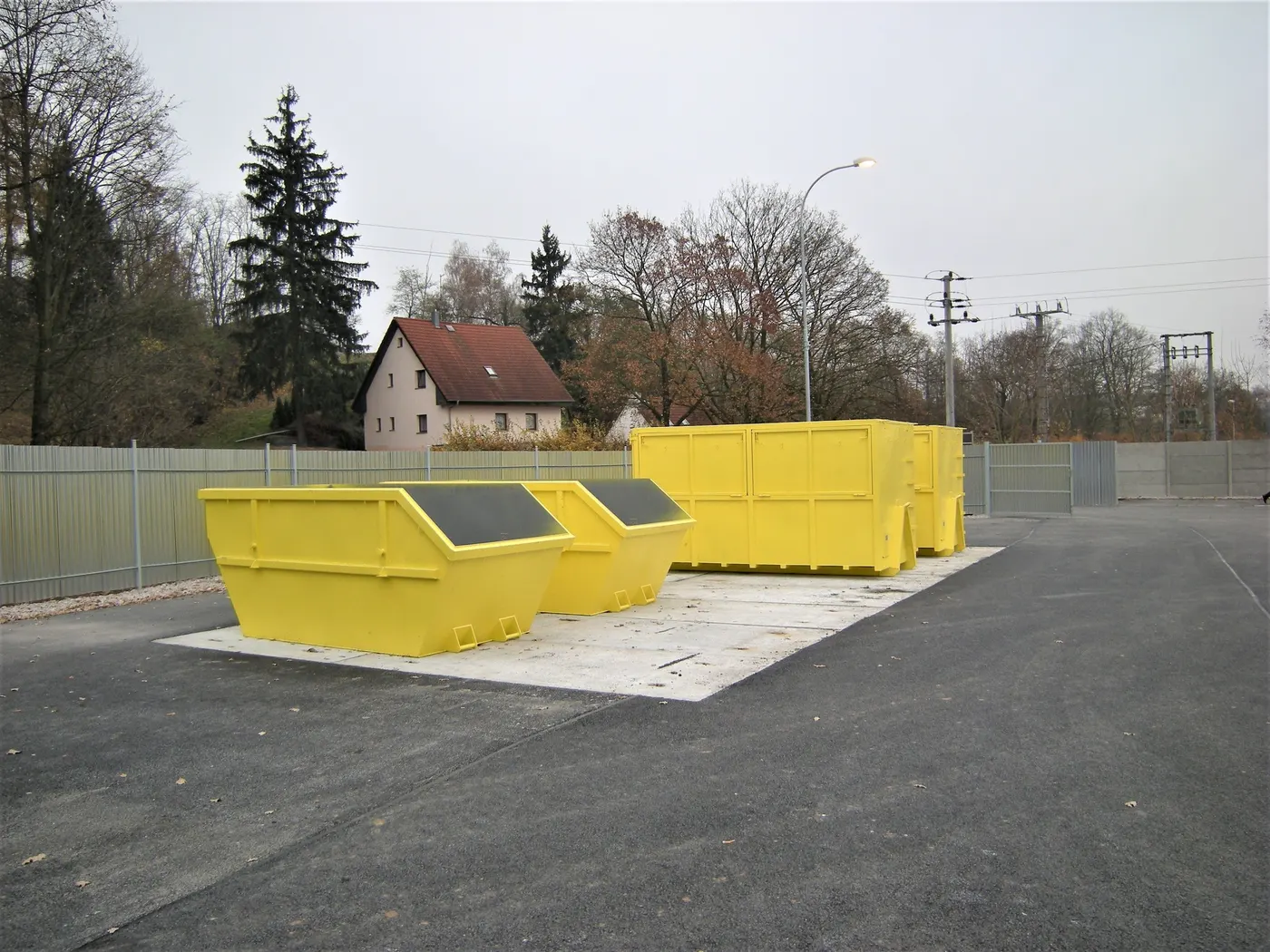 Kontejnery na sběrném místě v Tlučné